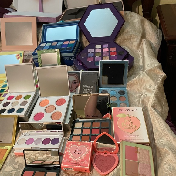 Makeup/Cosmetic Mystery Box - Picture 1 of 7
